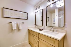 une salle de bain avec un lavabo et un miroir dans l'établissement Inviting and Renovated Home in Crested Butte!, à Crested Butte 22 autres photos