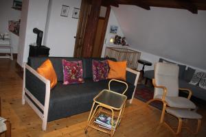 een woonkamer met een bank en 2 stoelen bij Borup Bed & Breakfast in Borup