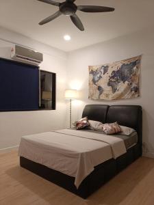 a bedroom with a bed with a ceiling fan at Malay Homestay TEREZ138 Banda Hilir in Melaka