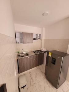 Elle comprend une petite cuisine équipée d'un évier et d'un réfrigérateur. dans l'établissement Apartamento 920 San Gil, à San Gil