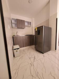 una cucina con frigorifero in acciaio inossidabile in una camera di Apartamento 920 San Gil a San Gil