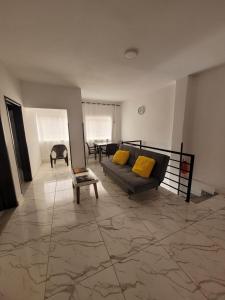 uma sala de estar com um sofá e uma mesa em Apartamento 920 San Gil em San Gil