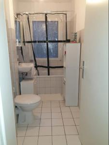 Koupelna v ubytování Privat Zimmer mit kleinem Balkon in einer Wohnung
