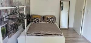 Postel nebo postele na pokoji v ubytování Privat Zimmer mit kleinem Balkon in einer Wohnung