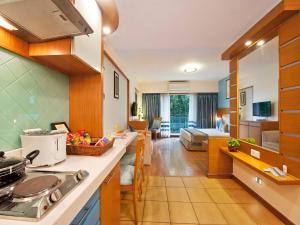 Kitchen o kitchenette sa Grand Residency Hotel & Serviced Apartments