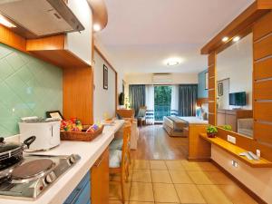 Kuchyň nebo kuchyňský kout v ubytování Grand Residency Hotel & Serviced Apartments