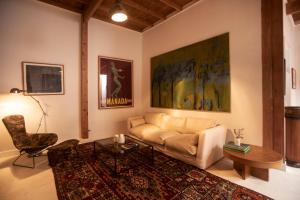 sala de estar con sofá y mesa en Villa with Rooftop Terrace in Barranco en Lima