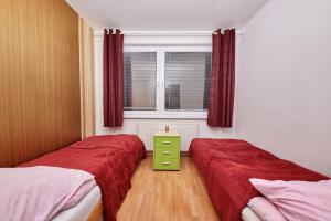 een slaapkamer met 2 bedden en een raam bij Destiny apartment in Bratislava