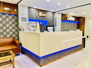 a lobby with a reception desk and a couch at Hotel Apple Inn n Suites, New Delhi in New Delhi