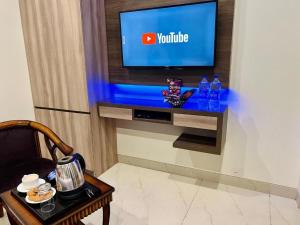 Μια τηλεόραση ή/και κέντρο ψυχαγωγίας στο Hotel Apple Inn & Suites, New Delhi