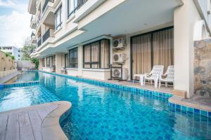 Ban SuanにあるThe Lago Apartmentsの建物の前のプール