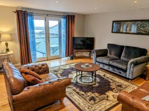 uma sala de estar com um sofá e uma mesa em 18 Mill Wharf Apartment em Berwick-Upon-Tweed