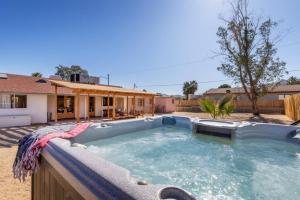 een zwembad in de achtertuin van een huis bij Casa de la Muxer - 940s Adobe - Hot Tub - Cowboy Pool in Twentynine Palms