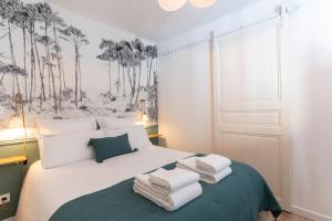 a bedroom with a bed with towels on it at Studio cosy, proche Poitiers in Nieuil-lʼEspoir
