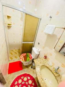 uma casa de banho com um lavatório e um WC em Seu Cantinho na Vila Tupi 3 Dormitórios na Praia Grande