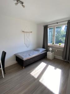 a bedroom with a bed and a window at Apartmenthaus Selbitz in Selbitz