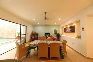 a dining room with a table and chairs at Casa Mam in Progreso