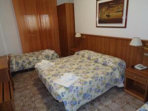 a room with two beds in a hotel room at Hotel Rosati in Chiusi