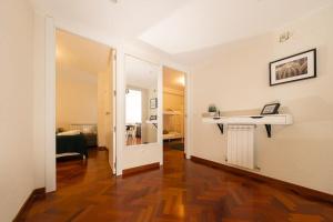 sala de estar con suelo de madera y mesa blanca en La Campa en Canfranc-Estación