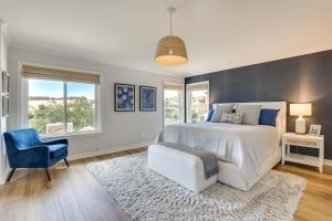 Un dormitorio con una cama y una silla azul. en Stunning Carlsbad Home with Patio and Private Hot Tub!, en Carlsbad 37 fotos más