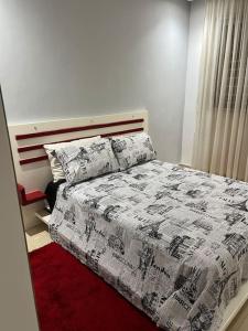 - une chambre avec un lit et un tapis rouge dans l'établissement Cozzy housse, à Agadir