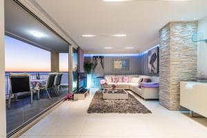 Svetainės erdvė apgyvendinimo įstaigoje Luxury Apartment Violet