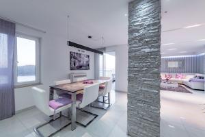 cocina y comedor con mesa y sillas en Luxury Apartment Violet, en Dubrovnik