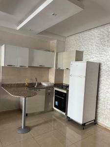 cocina con nevera blanca y encimera en Cozzy housse en Agadir