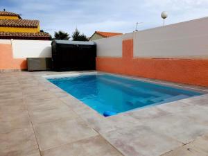 una piscina en el patio trasero de una casa en Villa H2o - Jacuzzi & Piscine chauffée en Le Barcarès
