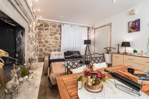 sala de estar con mesa y chimenea en Luxury Apartment Violet, en Dubrovnik