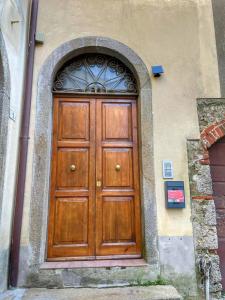 drewniane drzwi w bocznej części budynku w obiekcie Maremma Toscana House w mieście Prata