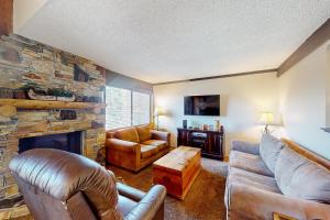 uma sala de estar com um sofá e uma lareira em Mammoth Ski & Racquet Club #131 em Mammoth Lakes