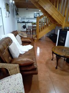 uma sala de estar com um sofá e uma mesa em El Rinconin de Degu em San Juan de Parres