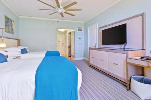 um quarto grande com uma cama grande e uma televisão de ecrã plano em Studio Located at The Ritz Carlton Key Biscayne, Miami em Miami