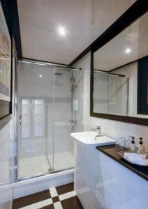 uma casa de banho com um chuveiro e um lavatório. em The Sea Lounge Accomodation em Broadstairs
