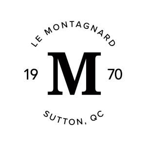 un symbole chimique pour montrypton avec la lettre m dans l'établissement Le Montagnard, Auberge Hôtel & Chalets, à Sutton
