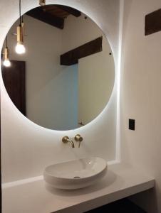 bagno con lavandino e specchio di Villa del Lago a Pátzcuaro
