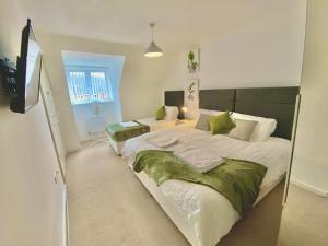 Un dormitorio con una cama grande y una ventana en The Woodcutter - Competitive rates Walsall, en Walsall