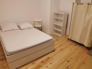 En eller flere senge i et værelse på Joli appartement au coeur du village