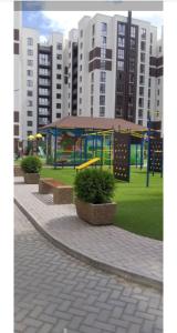 un parc avec une aire de jeux avec une structure de jeux dans l'établissement Уют Диониса, à Chişinău