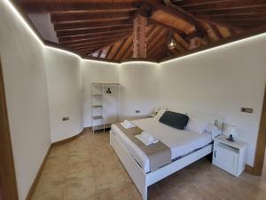 a bedroom with a bed and a wooden ceiling at RentalSevilla Living Villamanrique in Seville