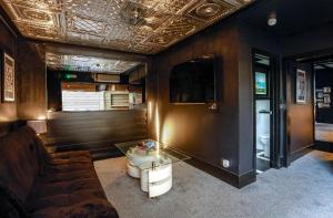 The Sea Lounge Accomodation في برودستيرز: غرفة معيشة مع أريكة وطاولة زجاجية