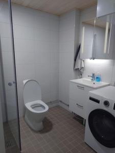 ein Bad mit einem WC und einem Waschbecken in der Unterkunft Uusi korkea tasoinen kaksio, ilmastointi in Turku
