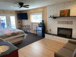 um quarto com uma cama e uma lareira em Bryce Canyon Country Inn em Tropic