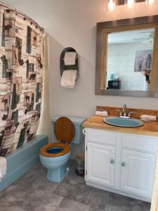 uma casa de banho com um WC, um lavatório e um espelho. em Bryce Canyon Country Inn em Tropic