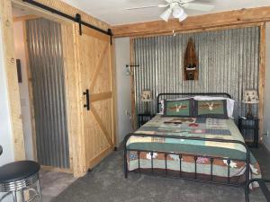 um quarto com uma cama e uma porta de madeira em Bryce Canyon Country Inn em Tropic