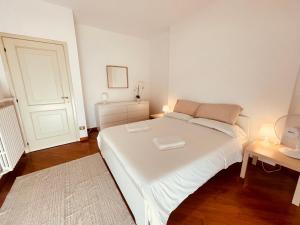 1 dormitorio blanco con 1 cama blanca grande y 2 lámparas en Lemon Tree Resort - FreeParking - Garden, en Génova