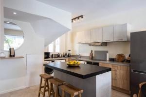 Kuchyň nebo kuchyňský kout v ubytování Seagrape, new 3 bedroom townhouse, private pool