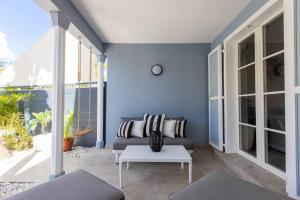 Posezení v ubytování Seagrape, new 3 bedroom townhouse, private pool