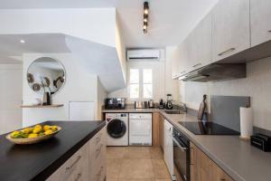 Kuchyň nebo kuchyňský kout v ubytování Seagrape, new 3 bedroom townhouse, private pool + 10 fotografií